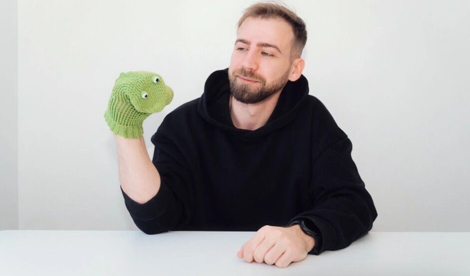 Вадим Ковалевский с игровой куклой для занятий